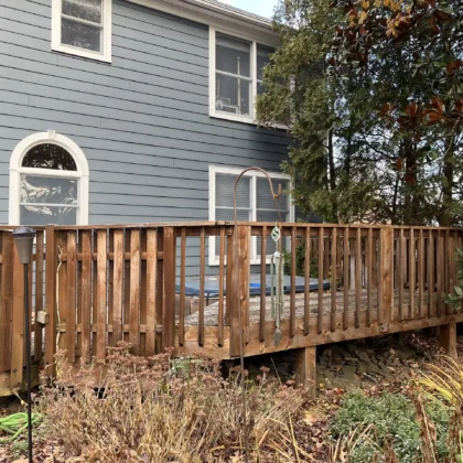 Old wood deck with steps - Deck renovation services